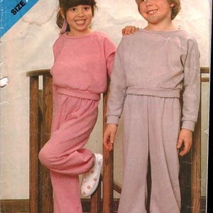 Puede incluir: Patrón de costura vintage para ropa infantil. La imagen muestra a dos niños con chándales a juego en rosa y lavanda. El patrón está etiquetado como "See & Sew" con el número "5197" y la talla A (2-3-4).
