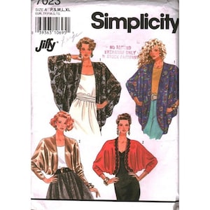 Könnte beinhalten: Simplicity 7023 Jiffy Schnittmusterumschlag mit Illustrationen von vier verschiedenen Jackenstilen. Die Designs umfassen eine schwarz gemusterte Jacke, eine blaue Jacke mit Blumenmuster, eine metallic-goldene Jacke und eine rote Jacke mit schwarzem Besatz.