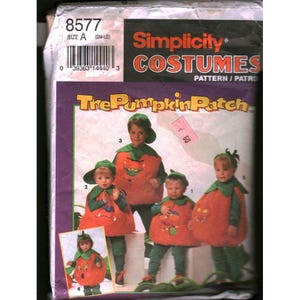 Puede incluir: Patrón de disfraces Simplicity para niños, de calabaza. El patrón incluye instrucciones para crear túnicas naranjas con forma de calabaza con detalles verdes, sombreros y pantalones verdes. El paquete presenta una foto de niños con los disfraces.