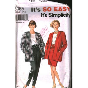 Op de afbeelding: Een Simplicity naaipatroon-envelop met nummer 3065 met illustraties van twee outfits. De ene toont een zwart-wit jasje met pied-de-poule-motief en een zwarte broek, de andere een effen rood jasje met een bijpassende rode rok en een wit topje.