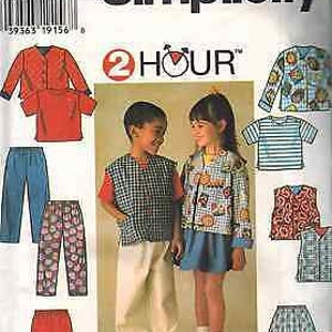 Op de afbeelding: Simplicity naaipatroon nummer 7229 voor kinderkleding. Het patroon bevat een vest, een jas, een broek, een short en een rok. Het patroon is voor maten AA tot 23/24. Het patroon is gemarkeerd met "2 uur" en bevat een afbeelding van een klok.