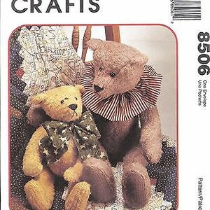 Puede incluir: Un patrón de costura para dos osos de peluche, uno con un collar a rayas rojas y blancas y el otro con un chaleco estampado con estrellas azules y blancas. El patrón se llama "Little City Bears & Co." y está diseñado por Meursen Hill.