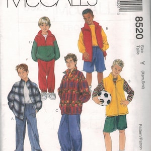 Könnte beinhalten: Ein Schnittmuster für Jungenkleidung mit vier verschiedenen Outfits. Das Muster beinhaltet ein kariertes Hemd, eine grün-rote Jacke, eine gelbe Weste und eine rote Weste. Das Muster ist für die Größen XS und S.