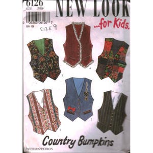Può includere: Un modello di cucito per gilet per bambini. Il modello presenta diversi modelli di gilet, tra cui motivi floreali, patchwork e a righe. Il testo sul modello recita "NEW LOOK...for Kids" e "Country Bumpkins". Taglia 9.