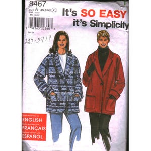 Op de afbeelding: Een Simplicity naaipatroon envelop 8467 met illustraties van twee jasjes. Het ene jasje is blauw met een wit rendier- en sneeuwvlokpatroon, het andere is een effen rood jasje met zichtbare stikseldetails en twee voorzakken.