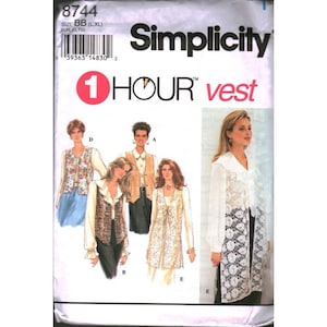 Könnte beinhalten: Simplicity Schnittmuster 8744 für eine 1 Hour Weste in den Größen BB (L, XL). Die Verpackung zeigt Illustrationen von fünf verschiedenen Westenstilen, darunter florale, einfarbige und Spitzenmuster, getragen über verschiedenen Oberteilen.