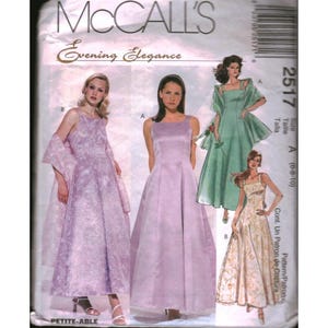 Pode incluir: Padrão de costura McCall's para vestidos de noite. O padrão apresenta ilustrações de vários vestidos elegantes em tons de lavanda, verde e creme. O texto "Evening Elegance" é exibido na parte superior do padrão.