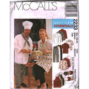 Può includere: Una busta per cartamodello McCall's 2233 per uniformi essenziali, taglia media. Il fronte mostra uno chef con cappello e giacca bianchi, fazzoletto da collo e pantaloni a quadri, e una persona con un grembiule a stampa peperoncino su pantaloni neri.
