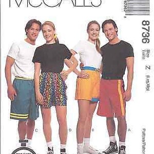 Op de afbeelding: McCall's naaipatroon nummer 8736 maat Z (Groot/XL) voor shorts en een top. Het patroon toont vier mensen die de kleding dragen. Het patroon is voor het gemakkelijke 90 minuten patroon.