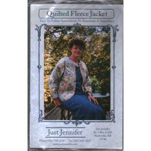 Puede incluir: Un folleto de instrucciones de costura titulado Quilted Fleece Jacket, Easy To Follow Instructions To Transform A Sweatshirt. La portada presenta una fotografía de una persona con una chaqueta acolchada floral sobre un vestido azul.