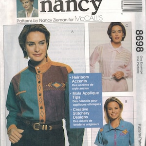 Puede incluir: Un patrón de costura para una camisa con diferentes diseños de bordado. El patrón se llama "Sewing with Nancy" y es para McCall's. El patrón incluye instrucciones para acentos de herencia, consejos para la aplicación de mola y diseños de bordado creativos.