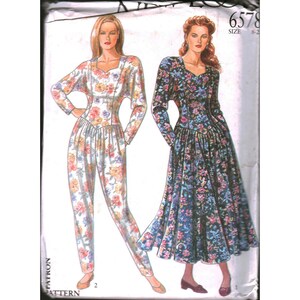 Puede incluir: Patrón de costura vintage con dos conjuntos con estampado floral. Uno es un mono con cuello cuadrado, y el otro es un vestido de manga larga con cuello en V. El patrón está etiquetado como "6578" e incluye información de tallas.