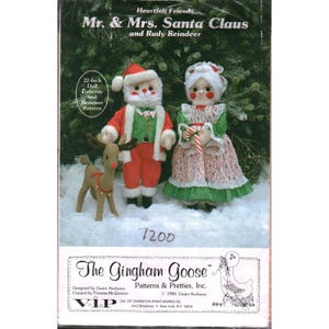 Pode incluir: Um molde de costura para bonecos de Mr. & Mrs. Santa Claus de 56 cm e uma rena. A capa apresenta ilustrações dos bonecos de tecido acabados e da rena, com texto incluindo Heartfelt Friends, The Gingham Goose e 1980.