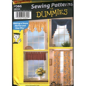 以下が含まれることがあります： Simplicity 9566 Sewing Patterns for Dummiesの型紙封筒。4種類の窓用カーテンのイラストが描かれています。パッケージには、黄色、青、赤の花柄のバランスやフルレングスのカーテン、バーコード、テキストが表示されています。