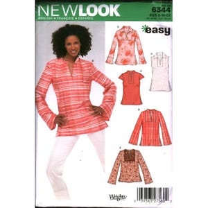 Puede incluir: Patrón de costura New Look 6344 para una túnica con cuello en V y mangas largas. El sobre del patrón muestra a una persona con una túnica de cuadros rojos y blancos con pantalones blancos, junto a cinco variaciones del top en telas.