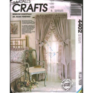 以下が含まれることがあります： McCall's Craftsの裁縫型紙封筒4402。表面には、フリルとタッセル付きのベージュのカーテン、花柄の寝具が置かれたベッド、椅子のイラストが描かれています。テキストにはMcCall's Craftsと4402が含まれています。