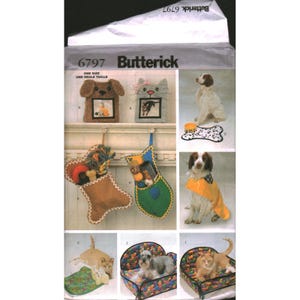 Könnte beinhalten: Ein Butterick-Schnittmuster mit verschiedenen Bastelarbeiten zum Thema Haustiere. Das Bild zeigt Muster für Hunde- und Katzen-Bilderrahmen, Strümpfe, Haustierbetten und ein Hunde-Bandana. Das Muster enthält die Nummer 6797 und die Worte "One Size".