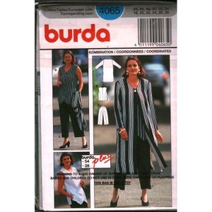 Op de afbeelding: Een Burda naaipatroonpakket met een damesoutfit met verticale strepen. Het pakket bevat een lange jas, een mouwloze top en een broek. De tekst "4065" en "burda" zijn ook zichtbaar.