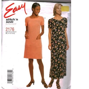 Op de afbeelding: Een naaipatroon-envelop voor McCall's 2176, gelabeld Easy stitch 'n save. De voorzijde toont twee jurkvariaties: een effen perzikkleurige knielange jurk met twee voorzakken en een zwarte enkellange jurk met een bloemenpatroon.