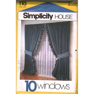 以下が含まれることがあります： Simplicity Houseのカーテン用型紙封筒。フリル付きの縁とタッセルが付いた青いプリーツカーテンが、白いレースのカーテンの上に掛かっている写真が印刷されています。黄色と白のパッケージには「118」「10 windows」という文字が記載されています。