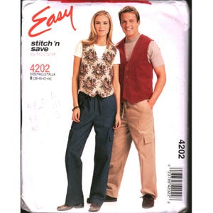 Può includere: Una busta per cartamodello McCall's 4202, etichettata Easy stitch 'n save. La copertina mostra un gilet con stampa floreale con pantaloni cargo blu scuro e un gilet rosso tinta unita con pantaloni cargo beige, taglia B 38-40-42-44.