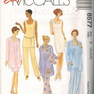 Può includere: Un cartamodello per un abito da donna. Il cartamodello comprende una giacca, pantaloni e una canotta. La giacca è lavanda con una sciarpa floreale. I pantaloni sono a stampa floreale. La canotta è di colore blu chiaro. I pantaloni sono di colore giallo chiaro. Il cartamodello è per le taglie 16, 18 e 20.