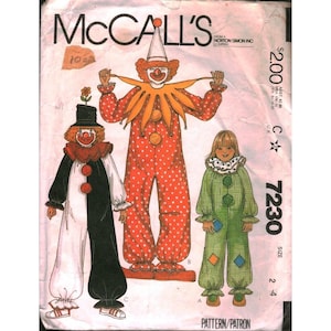 Puede incluir: Patrón de costura vintage de McCall's con tres diseños de disfraces de payaso. Los disfraces incluyen un mono rojo con lunares, un atuendo en blanco y negro y un mono a cuadros verdes. El patrón incluye el texto "McCall's" y el número "7230".