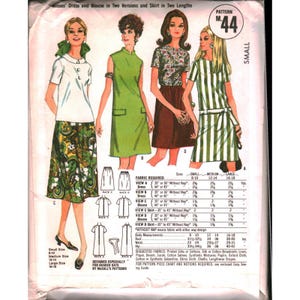 Può includere: Una busta per cartamodello McCall's M 44 per abito, camicetta e gonna. L'illustrazione mostra quattro varianti di abbigliamento: una camicetta bianca con gonna verde a motivi paisley, un abito a tubino verde, un top floreale con gonna marrone e un abito a righe verdi e bianche con cintura.