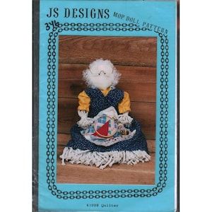 Puede incluir: Una taza de cerámica blanca con un asa negra y el texto "But First, Coffee" en negrita negra. La taza se encuentra sobre un fondo neutro, resaltando su diseño simple.