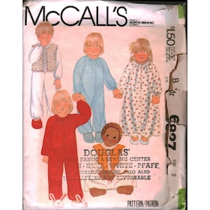 Puede incluir: Patrón de costura McCall's con ilustraciones de niños en ropa de dormir. El patrón incluye un mono rojo con zapatillas de conejito, un pelele azul y un camisón floral. El precio es de $1.50.