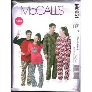 Peut inclure: Patron de couture McCall's M6251 avec des modèles de pyjamas. Le patron propose des options pour un t-shirt rouge et noir de style baseball, un pantalon à fleurs, un t-shirt rouge avec un signe de paix, une combinaison camouflage et un ensemble de pyjama à motifs de cœurs. Le patron est étiqueté "EASY".