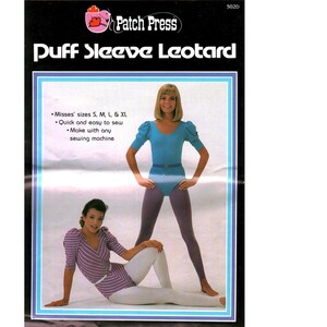 Peut inclure: Une pochette de patron de couture pour un justaucorps à manches bouffantes Patch Press, modèle 502D. L'image montre deux personnes portant des justaucorps à manches bouffantes et des leggings à étriers. Texte : Misses' sizes S, M, L, & XL.