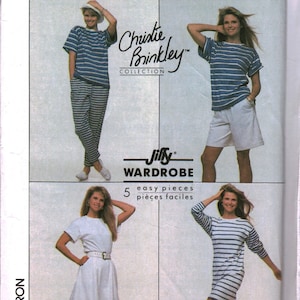 Puede incluir: Patrón de costura Simplicity con cinco piezas fáciles de la colección Christie Brinkley. El patrón incluye una blusa y pantalones a rayas, una blusa blanca y pantalones cortos, y un vestido a rayas. El patrón es adecuado para usar con una máquina de remallado o una máquina de overlock.
