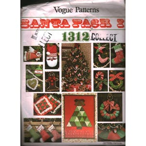 Puede incluir: Vogue Patterns Santa Pack 3, patrón número 1312. La imagen muestra varias manualidades navideñas, incluyendo adornos, calcetines y un árbol. La paleta de colores incluye rojo, verde y blanco.