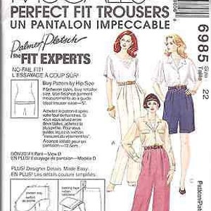 Può includere: Modello di cucito McCall's per pantaloni, taglia 22, con il titolo "Perfect Fit Trousers" e "Un Pantalon Impeccable". Il modello include tre diverse viste dei pantaloni, con una combinazione di colori bianco, crema e rosa.