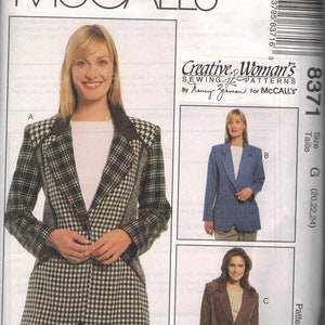 Op de afbeelding: McCall's naaipatroon met drie blazerontwerpen. De hoofdafbeelding toont een vrouw in een geruite blazer met pied-de-poule details. Andere blazers zijn afgebeeld in blauw en bruin. De patroonmaat is G (20,22,24).