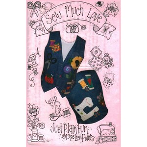 Peut inclure: Un ensemble veste et jupe en jean avec des patchs de tissu colorés, des broderies et le texte "Sew Much Love" sur fond rose. L'ensemble présente des appliqués sur le thème de la couture, comme des ciseaux, des bobines de fil et une machine à coudre.