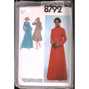 Puede incluir: Un sobre de patrón de costura Simplicity 8792 para talla 14 miss. El frente muestra ilustraciones de tres variaciones de vestidos: un vestido largo cruzado azul, un vestido estampado floral hasta la rodilla y un vestido largo rojo de cuello alto.