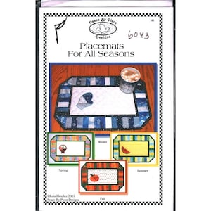 Puede incluir: Un paquete de manteles individuales con el texto "Placemats For All Seasons". Los manteles individuales presentan diseños de temporada, incluyendo un guante para el invierno, una cesta para la primavera, una sandía para el verano y una manzana para el otoño.