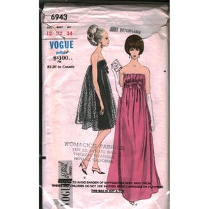 Può includere: Busta di cartamodello Vogue vintage con illustrazioni di due abiti senza spalline. Uno è nero con un motivo a pois, l'altro è un lungo abito rosa. La busta include testo per le misure di taglia, busto e fianchi.