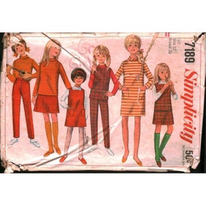 Könnte beinhalten: Vintage Simplicity Schnittmuster mit Illustrationen von Mädchen in Mode der 1960er Jahre. Die Mädchen tragen Kleider, Hosen und Oberteile in verschiedenen Farben und Mustern, darunter Streifen und Karos. Das Muster ist mit "7189" gekennzeichnet und enthält Größenangaben.