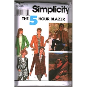 Può includere: Una busta per cartamodello Simplicity intitolata The 5 Hour Blazer. Il fronte presenta illustrazioni di vari stili di blazer in tessuti verdi, arancioni e fantasia, insieme a fotografie di persone che indossano blazer in ambienti esterni.