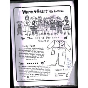 Puede incluir: Un sobre de patrón de costura titulado Warm Heart Kids Patterns The Cat's Pajamas Collection Pattern #5005. Presenta dibujos de línea en blanco y negro de niños con varios atuendos y un diagrama de un mono de manga larga con cuello redondo.