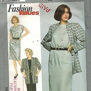 Peut inclure: Patron de couture Simplicity numéro 9404, présentant deux modèles de robes. La première robe est une robe simple, sans manches, arrivant au genou, avec un col rond. La deuxième robe est une robe plus longue, arrivant au genou, avec un corsage ajusté et une jupe légèrement évasée. Le patron comprend des instructions pour les deux robes.