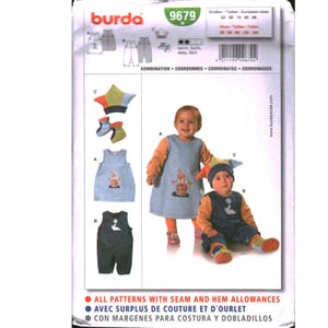 Puede incluir: Un sobre de patrón de costura Burda 9679 para ropa infantil, con ilustraciones de un vestido, un peto, un gorro y patucos. El paquete muestra las tallas europeas 62 a 86 e incluye texto en inglés, francés y español.