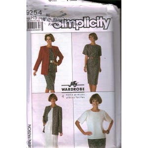 Könnte beinhalten: Simplicity Schnittmuster für eine Garderobe mit vier einfachen Teilen. Das Schnittmuster beinhaltet eine Jacke, ein Kleid und ein Oberteil. Die Schnittmusternummer ist 9254, und die Größe ist R5 (42-50). Die Verpackung hat einen weißen Hintergrund mit Bildern der fertigen Kleidungsstücke.