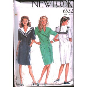 Könnte beinhalten: New Look Schnittmuster 6532 für die Größen 6-18 mit Illustrationen von drei zweireihigen Kleidern. Ein dunkelblaues Kleid mit Matrosenkragen, ein grünes Kleid mit breitem Revers und ein weißes Kleid mit Matrosenkragen, von hinten gezeigt.