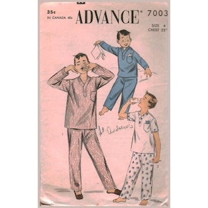 Puede incluir: Patrón de costura Advance vintage 7003 para pijamas infantiles. La ilustración muestra a tres niños con diferentes estilos de pijama: a rayas, azul liso y estampados. El patrón incluye la talla 4 con 58.4 cm de contorno de pecho.