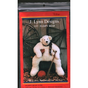 Può includere: Un cartamodello per un orso di pezza di 3 piedi di J. Lynn Designs. La copertina mostra un orso di peluche bianco con una sciarpa a quadri, che tiene un guantone e una palla da baseball, con una mazza, un pallone da basket e ruote di legno.