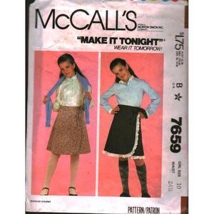 Può includere: Cartamodello McCall's 7659 per gonna a portafoglio da bambina. La busta riporta il testo "MAKE IT TONIGHT" e "WEAR IT TOMORROW!" e mostra due varianti di gonna: una con stampa floreale e una nera tinta unita con bordo a volant bianco.